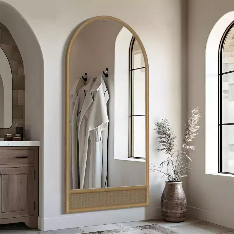 Specchio a figura intera 71x37 in legno massello ad arco con cornice in legno arrotondata e dettagli in rattan