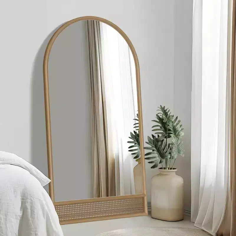 Specchio a figura intera 71x37 in legno massello ad arco con cornice in legno arrotondata e dettagli in rattan