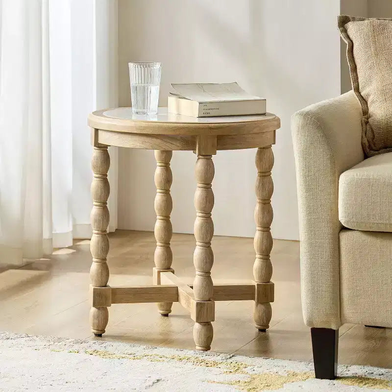 Tavolino in stile rustico con piano effetto marmo e gambe tornite, in legno massello