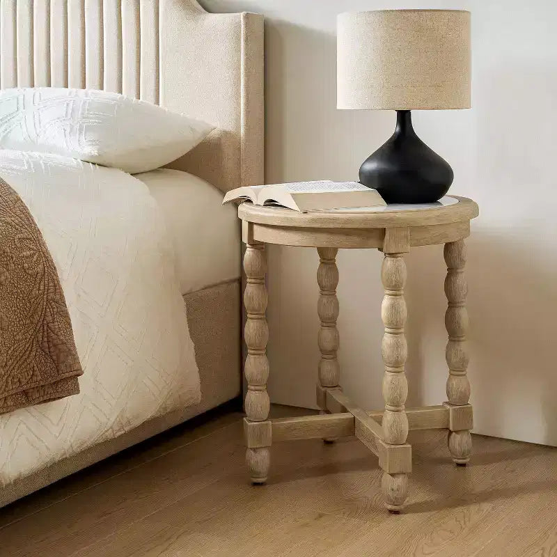 Tavolino in stile rustico con piano effetto marmo e gambe tornite, in legno massello