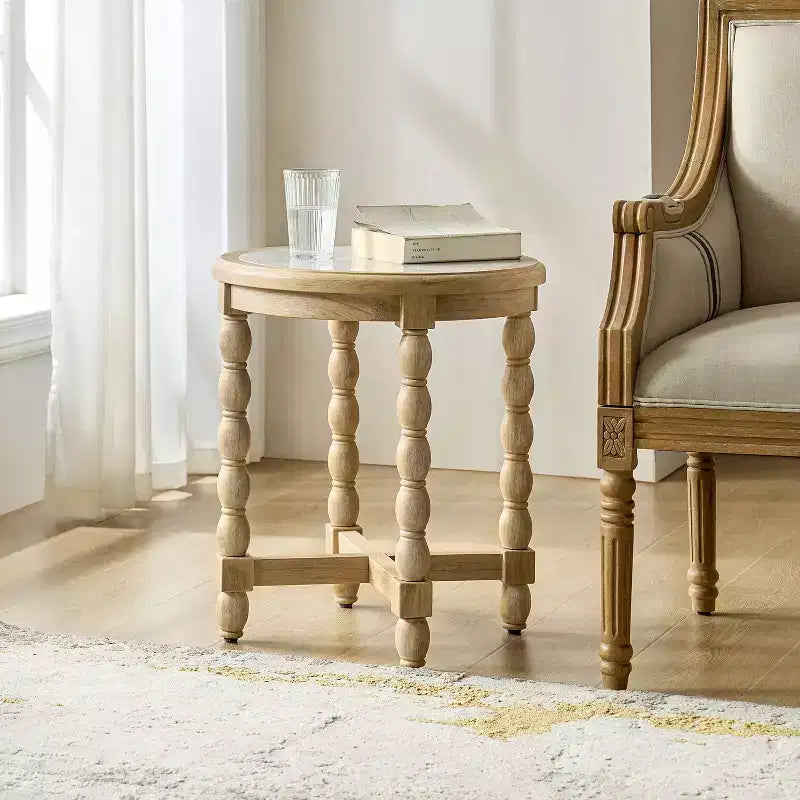 Tavolino in stile rustico con piano effetto marmo e gambe tornite, in legno massello