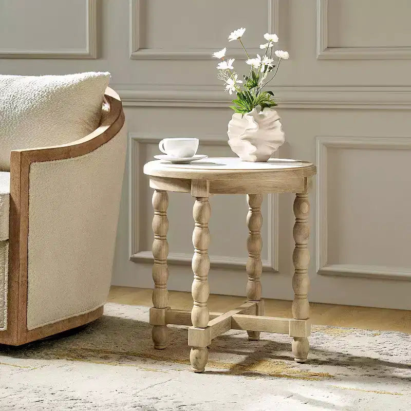 Tavolino in stile rustico con piano effetto marmo e gambe tornite, in legno massello