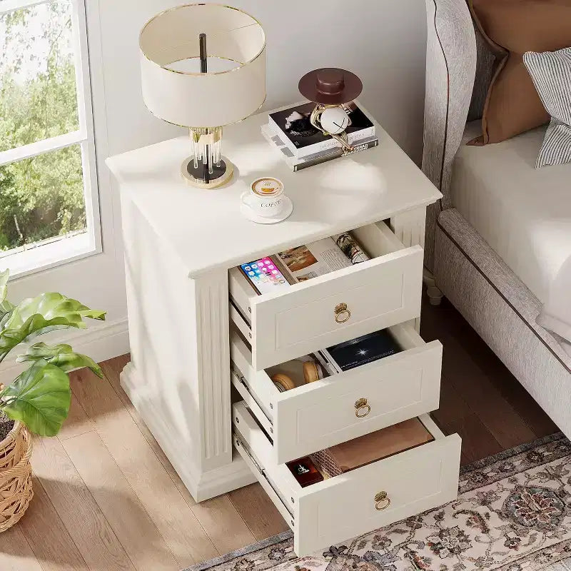 Comodino Moderno a 3 Cassetti, Tavolino d'Appoggio in Legno con Pomelli ad Anello e Modanature Decorative, Beige
