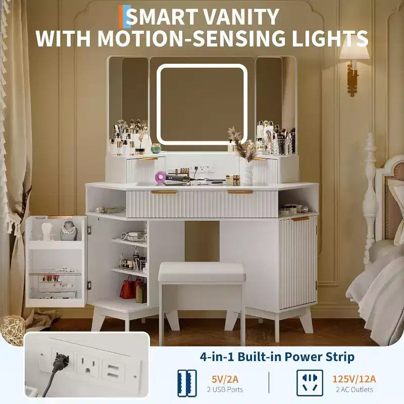 Scrivania ad angolo per trucco con specchio triplo HD e piano in vetro trasparente, design scanalato, moderno
