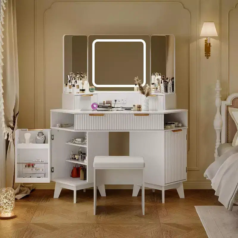 Scrivania ad angolo per trucco con specchio triplo HD e piano in vetro trasparente, design scanalato, moderno