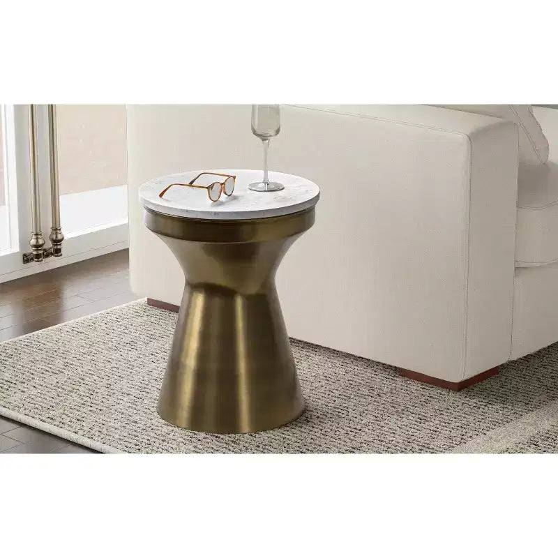 Tavolino in metallo da 14 pollici di larghezza, piano in marmo bianco con base in ottone anticato, completamente assemblato