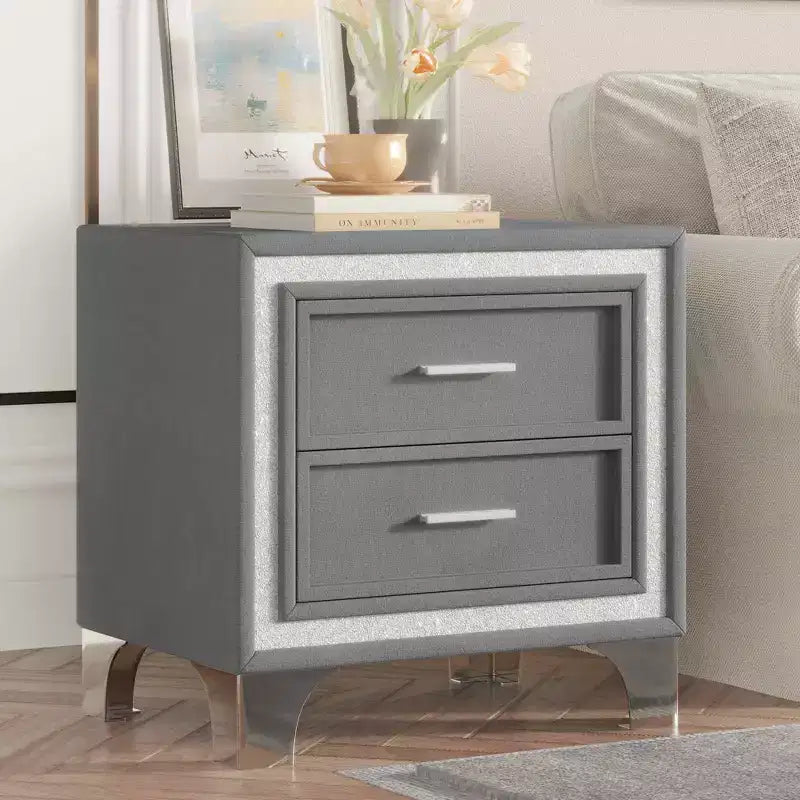 Comodino moderno di metà secolo con striscia decorativa glitterata argento, gambe in metallo e 2 cassetti, grigio