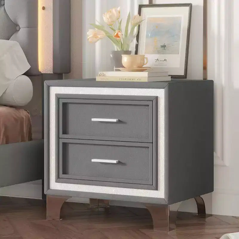 Comodino moderno di metà secolo con striscia decorativa glitterata argento, gambe in metallo e 2 cassetti, grigio