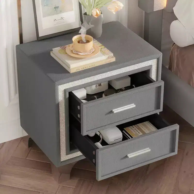 Comodino moderno di metà secolo con striscia decorativa glitterata argento, gambe in metallo e 2 cassetti, grigio