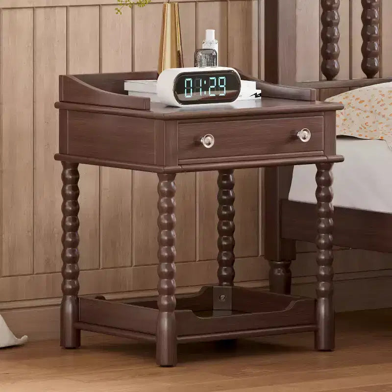 Comodino in stile retrò con cassetto, ripiano aperto, gambe tornite e maniglia in metallo, noce