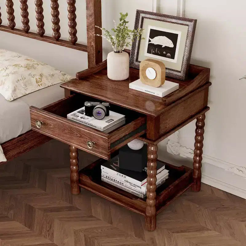 Comodino in stile retrò con cassetto, ripiano aperto, gambe tornite e maniglia in metallo, noce