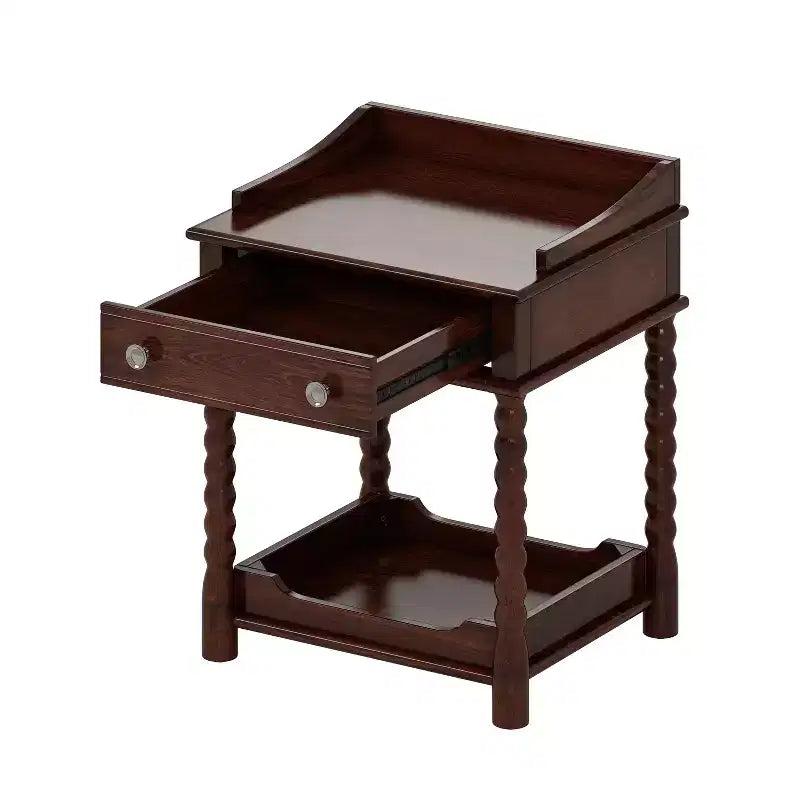 Comodino in stile retrò con cassetto, ripiano aperto, gambe tornite e maniglia in metallo, noce